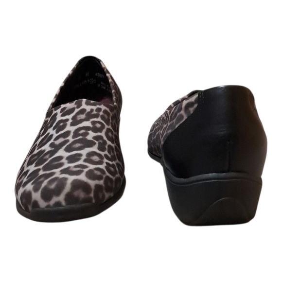 Munro Iriana Traveler Flats 5M • Leopard Print Comfort Slip-On Shoes - Picture 6 of 16